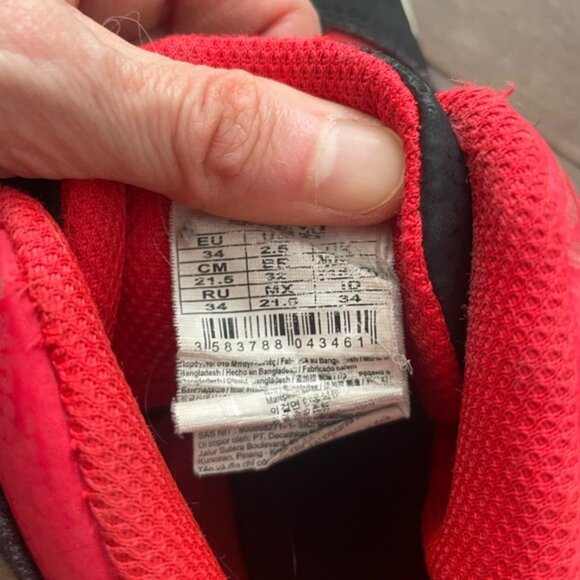 Kids basketball Sneakers - Black and Red - used condition Decathlon boy 2.5 - Picture 5 of 5